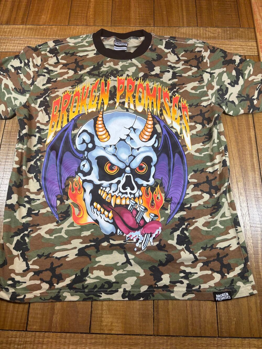 Men’s Zumiez Broken Promises Tongue Ring Camo tshirt size Large